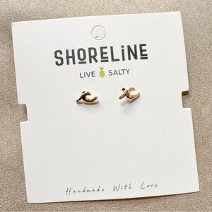 Ocean waves earrings NWOT gold studs